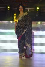 Shonali Nagrani walk the ramp at Umeed-Ek Koshish charitable fashion show in Leela hotel on 9th Nov 2012,1 (41).JPG